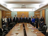 國家教育部副部長杜占元先生（左七）率團訪問中大，與中大校長段崇智教授（右七）及代表合照